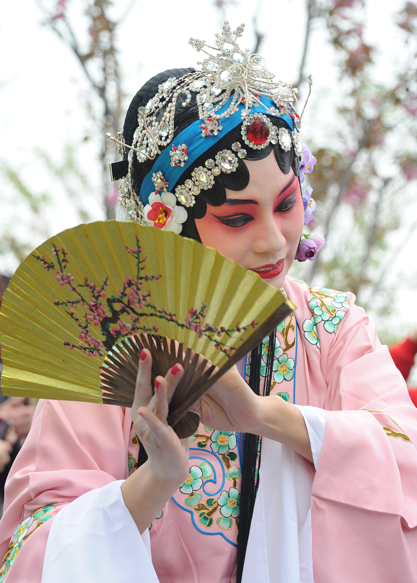 ***_***2013年4月5日,上海,昆剧闺门花旦赵云健在公园里举办昆剧微课