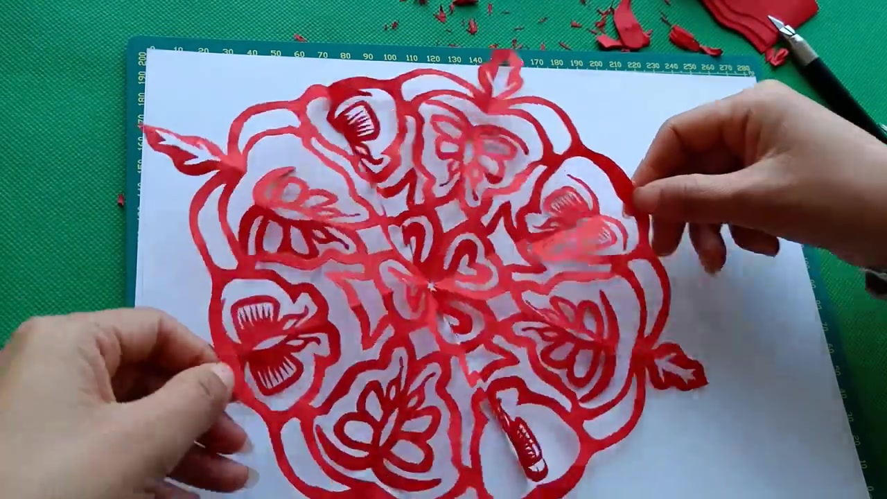 侗家妹手工剪纸,今天剪了一个蝴蝶窗花,真漂亮简单易学