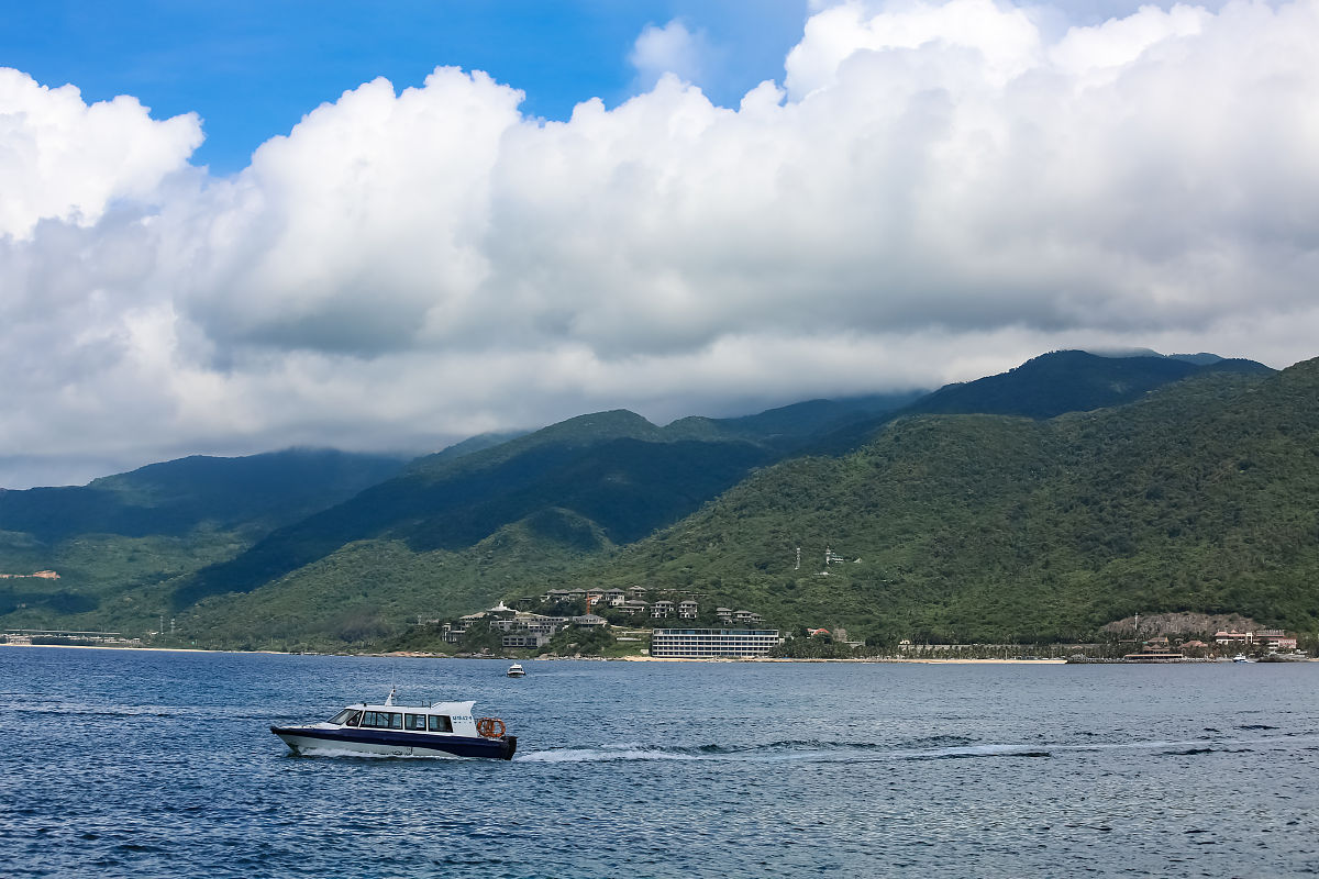 海南岛和台湾岛的河流走向异同点。