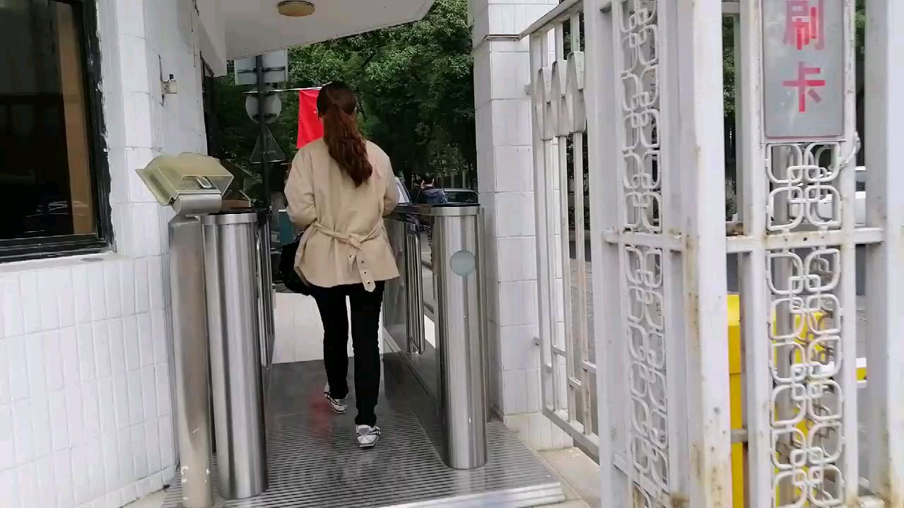 同事坚持了五六年,终于考上了公务员,临行前聚餐,成功需要坚持