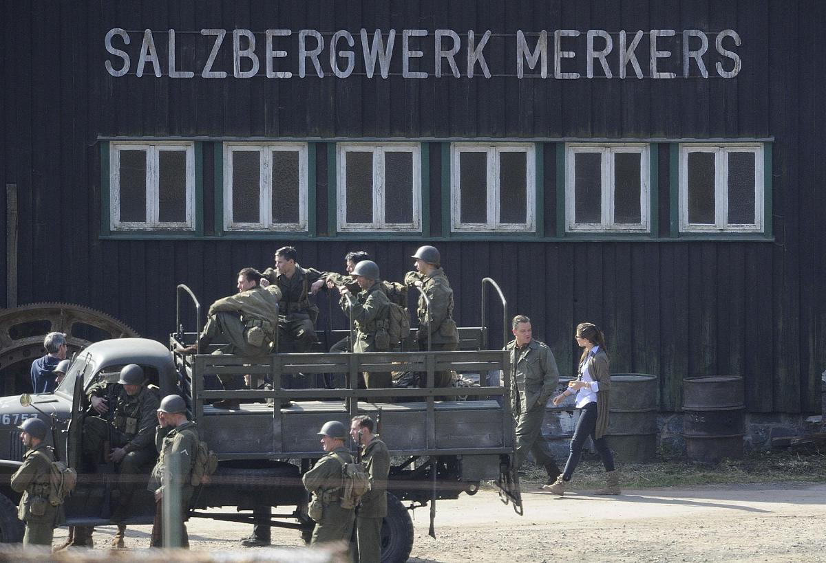 西线无战事影评《西线无战事》是一部经典的反战电影讲述了第一次世界大战期间德国士兵保罗·鲍默尔的故事。该电影通过深入描绘士兵的生活表现出战争给人带来的巨大痛苦和无尽的悲剧。影片的导演厄里希·玛利亚·雷马克将鲍默尔的成长历程贯穿整个电影在纷乱的战场上鲍默尔所接触到的每一个人都不幸地被战争所摧残。更加深刻的是当他们回到家乡时他们发现他们已经无法适应一个和平而安静的生活。拍摄技巧方面这部电影非常出色。影像