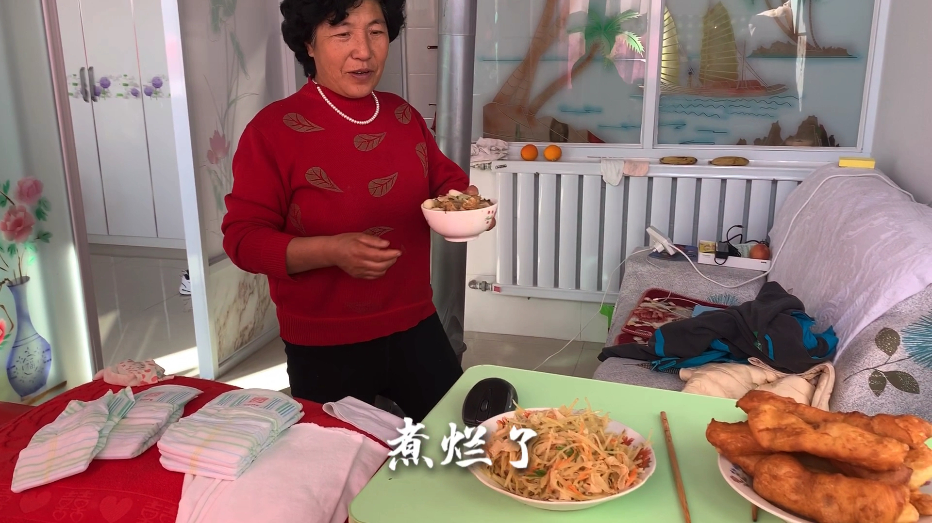 婆婆给炸油条,炖鸡肉,佳雨每天享福了,吃的美滋滋