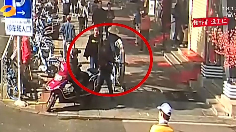 闹市街区群众举报有盗贼!民警佯装路人跟踪,伺机抱摔成功擒贼