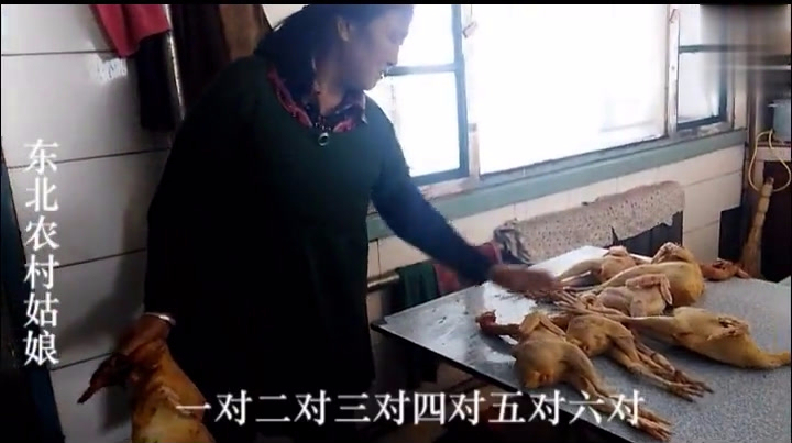 东北农村姑娘家,杀公鸡把母鸡吓抽疯了,你也太霸气了!