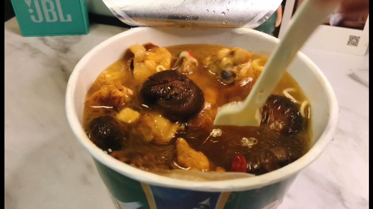 方便面的高级吃法,还原宣传图的香菇炖鸡面,实现儿时梦想