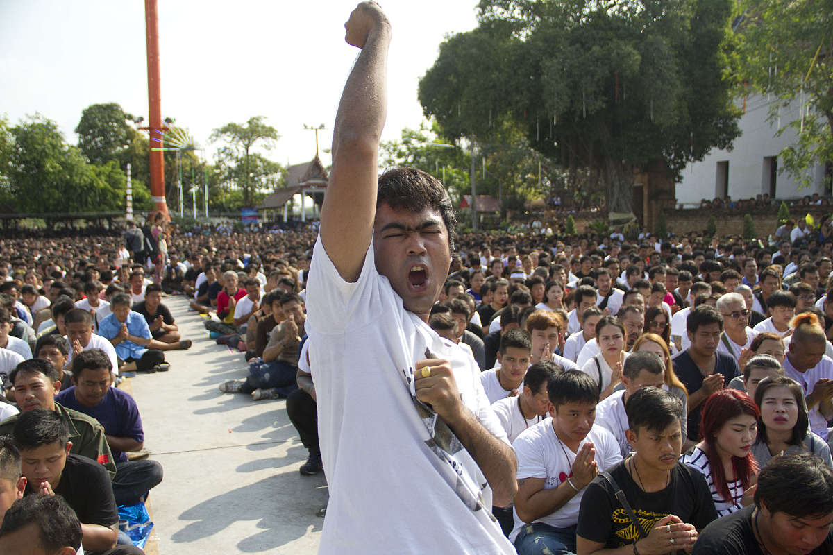 失明美少年与神秘布偶：复仇与希望的旅程