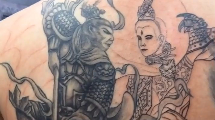 这样的纹身你喜欢的吗?大圣斗二郎神有意思不!