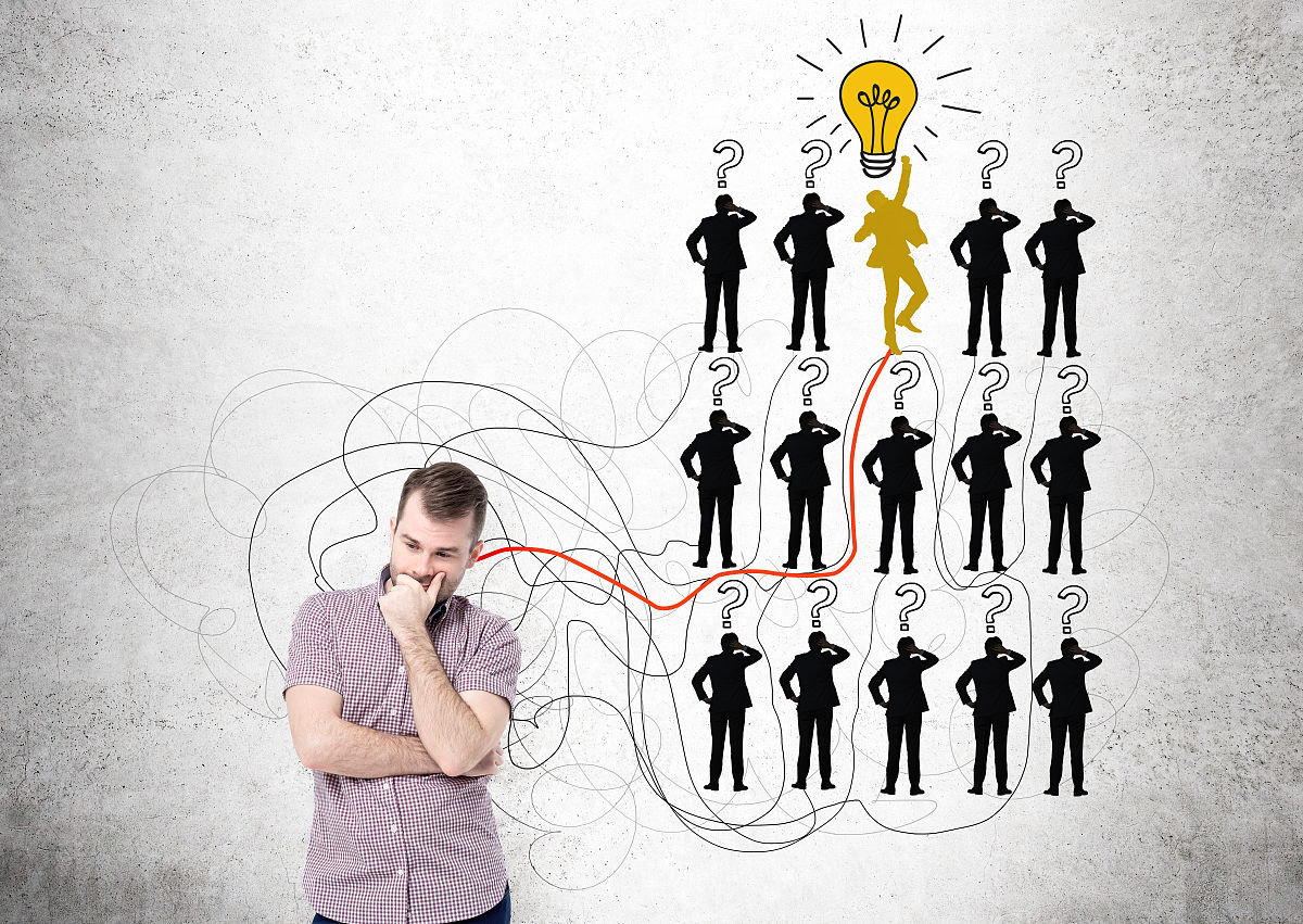 主要包括自我认知、情绪控制、人际关系、应对挫折与困难的表现等。自我认知具体包括对自己性格、兴趣、爱好、能力的认识；情绪控制可以从对新环境适应、 考试焦虑控制、情感控制等方面展开；人际关系可以从亲子关系、师生关系、同伴关系等方面分析自己的人际交往风格与表现；应挫心理可以记录自己面对困难和挑战时的心理感受和克服过程。