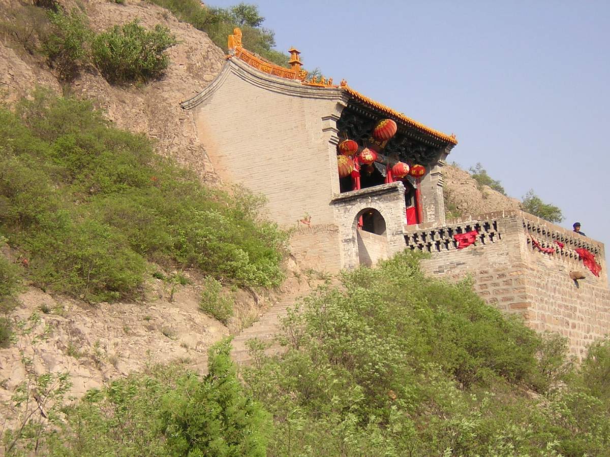 仰望这座依山坡凿石洞而建的庙宇,给人一种奇怪的感觉,就仿佛自己是置