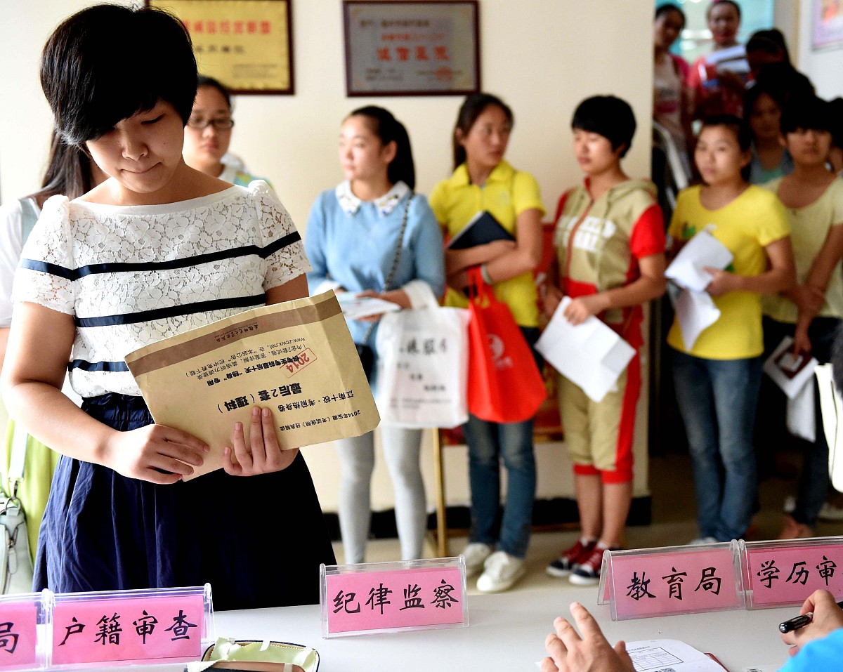 这是一篇ppt演讲稿内容如下：尊敬的各位领导下午好 今天我来评选的为优秀志愿者下面我将从以下五个方面来介绍我自己分别为基本情况、所获荣誉、主要事迹、思想政治素养、结余。 首先我叫陈佳丽1999年生人现任智能产品研发工程师我的座右铭是尽我所能扬善担当。我获得的荣誉有：2020年获国家大学生数学竞赛三等奖、获国家大学生数学建模大赛三等奖 ；在2022年年度公司级科技创新成果、技术总结和优秀质量案例、论