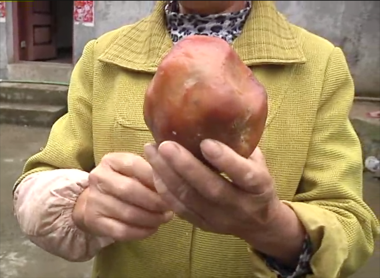 母鸡8个月不下蛋,剖开肚子取出巨型怪蛋,村民乐坏求鉴定