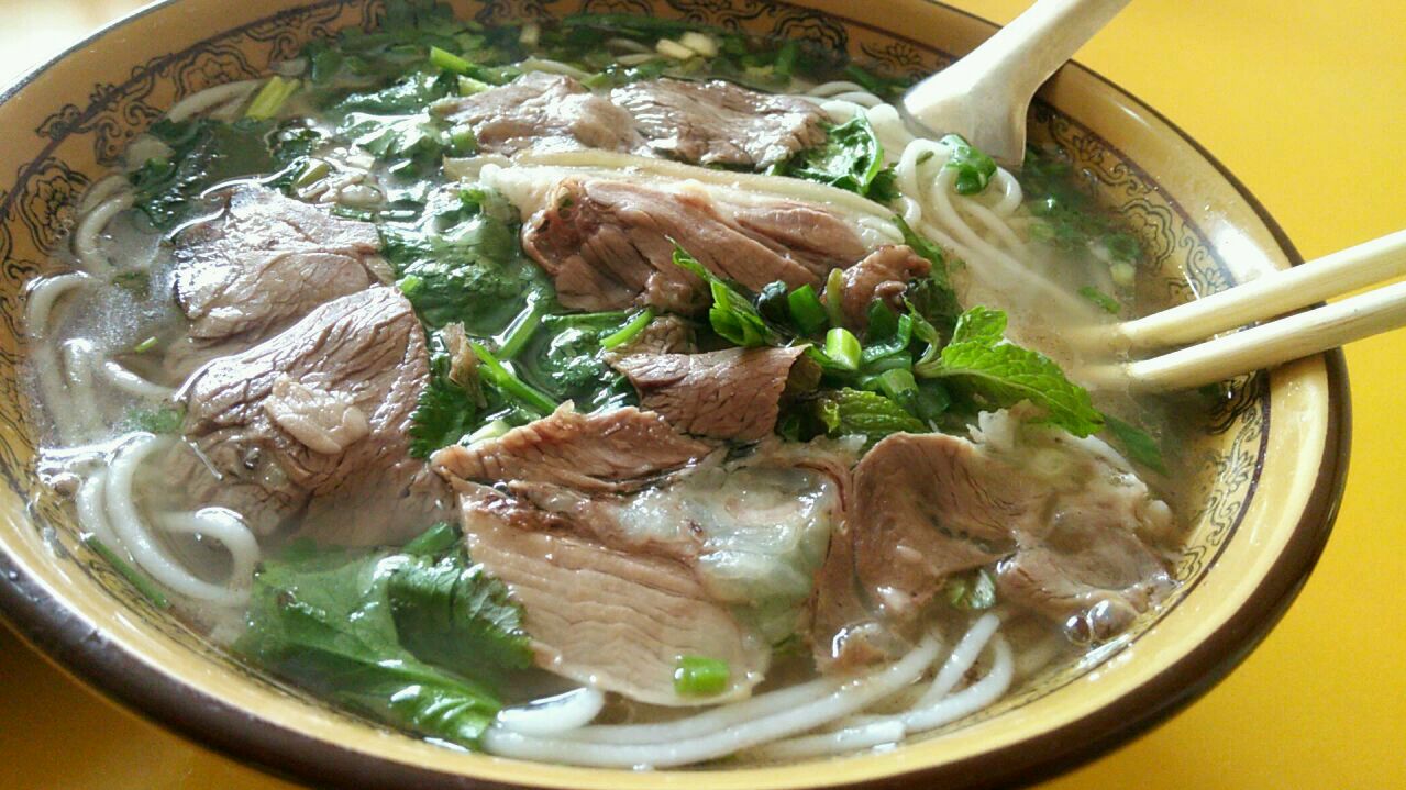 云南特色美食――羊肉米线