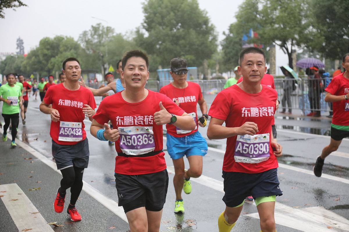 校运会男子400米加油稿：燃情赛场，勇夺桂冠！