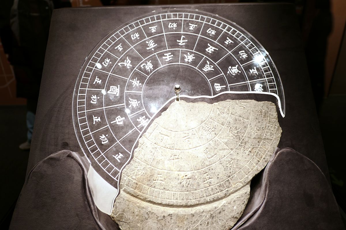 请根据古代天文和历法的知识解释七月流火九月授衣的意义并说明其在诗中起兴的文学意象。