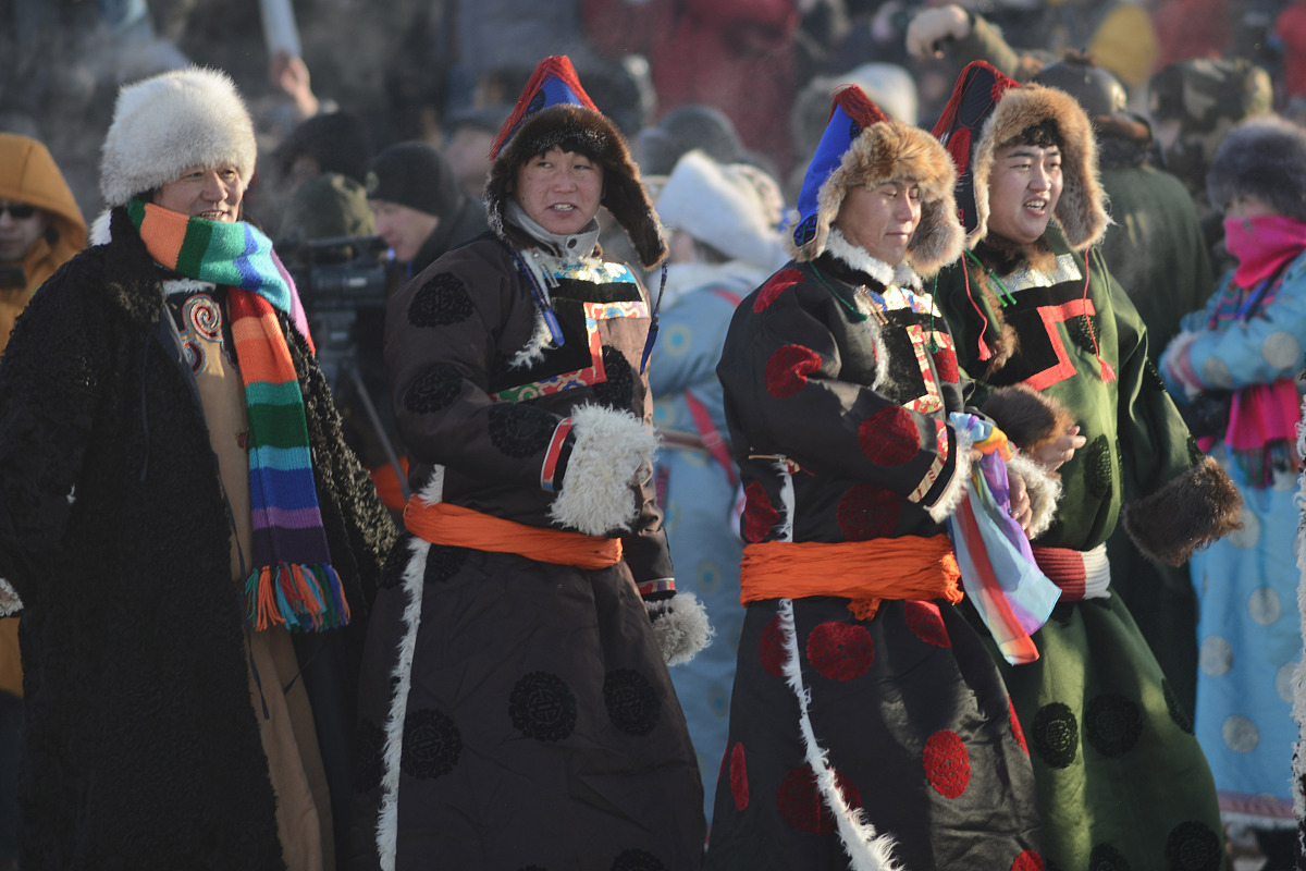 请以新课标下小学信息科技项目式学习活动实践探究为题目写一篇论文。这篇论文必须利用问卷数剧并结合柱状图和表格分析真实情况。论文的汉字字数应为8000字。