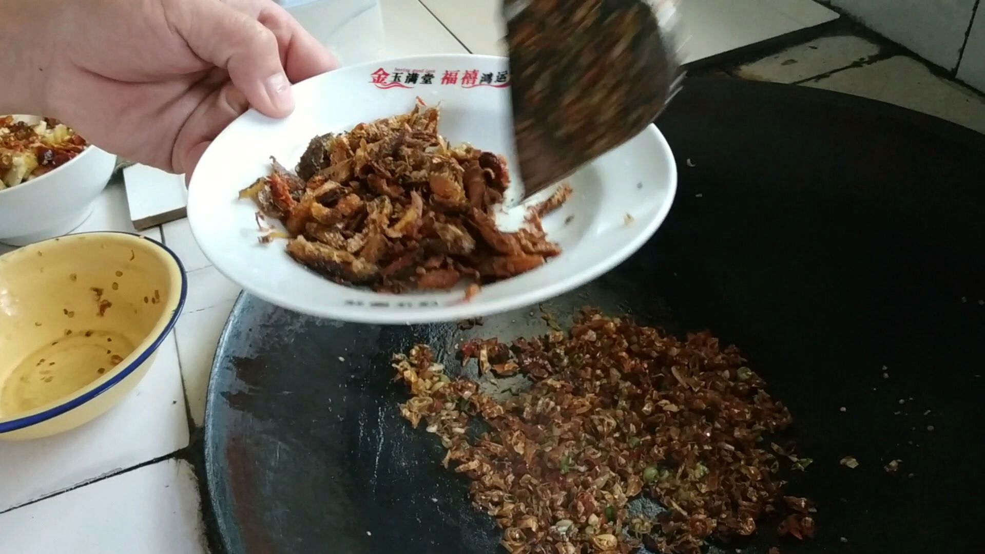 这男厨师手艺好好啊看看他做的辣椒干炒鱼干好好吃