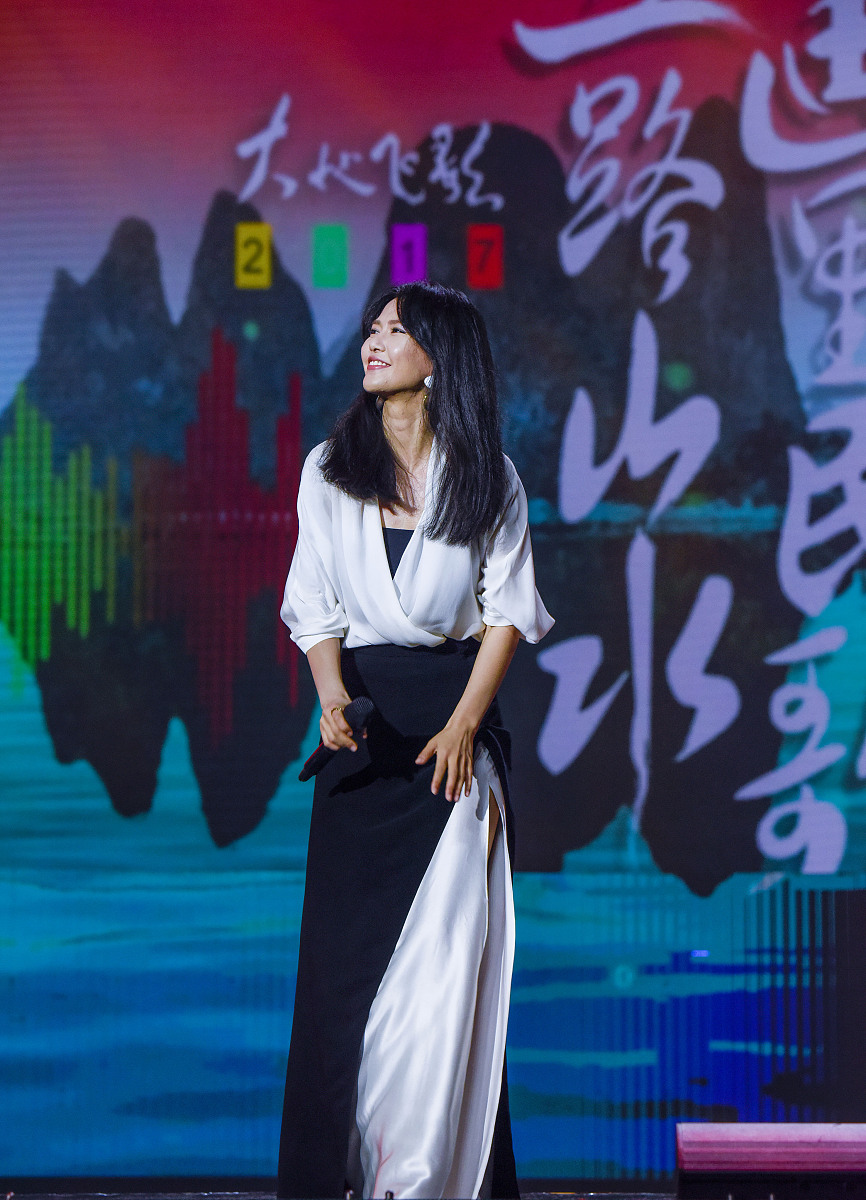 展现中国繁荣与青春: 十首经典歌曲推荐