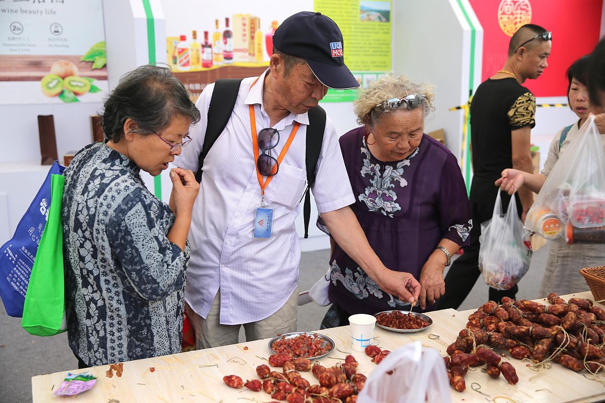 2017年9月24日,北京,市民在北京全国农业展览馆交易会上"淘宝".