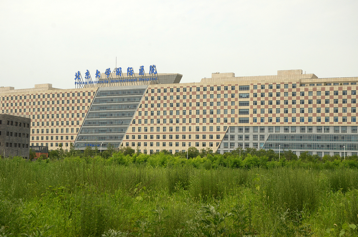 改写以下句子达到论文降重目的：本章先从现场实践走访体验医院门诊的业务导出项目的整体需求通过分析得出系统应具备的功能模块。然后分析就诊过程中涉及的角色并且对每个角色的具备的操作使用用例图进行阐释。最后对系统的性能、可靠性、数据安全性等这些非功能需求设立了初步的目标。