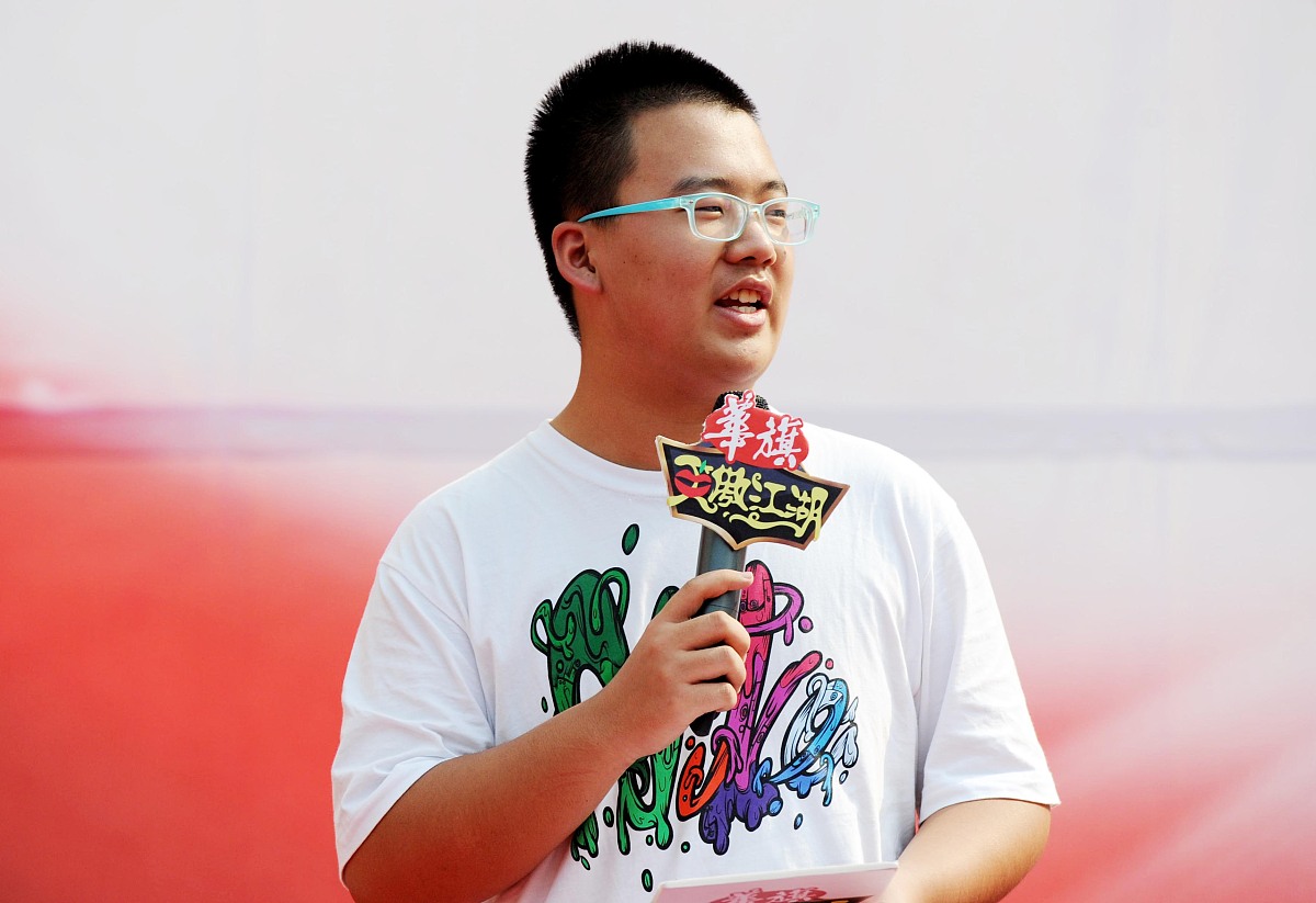 郭麒麟的多面人生：他如何突破传统，引发郭德纲的“危机”？