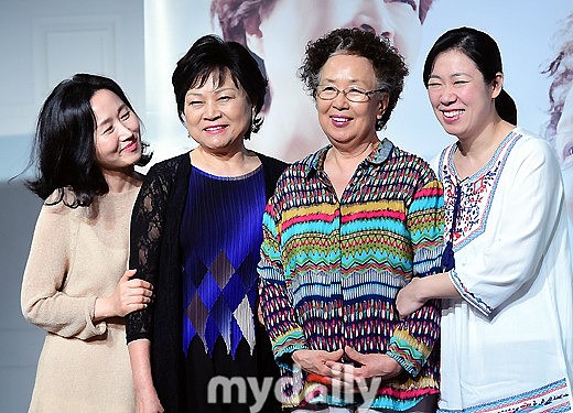 大姑姐和弟媳关系融洽如姐妹，家庭和谐典范