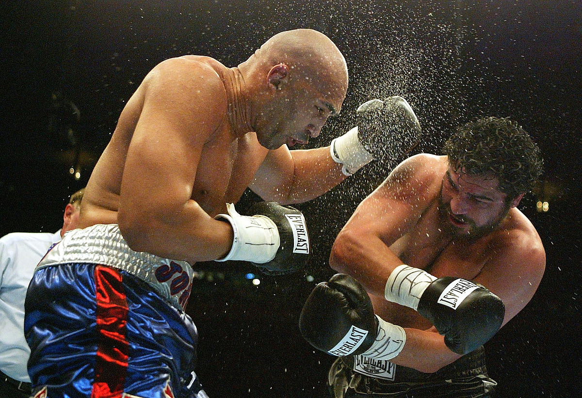 WWE第1546期：凯文击败科尔宾，精彩对决不容错过！