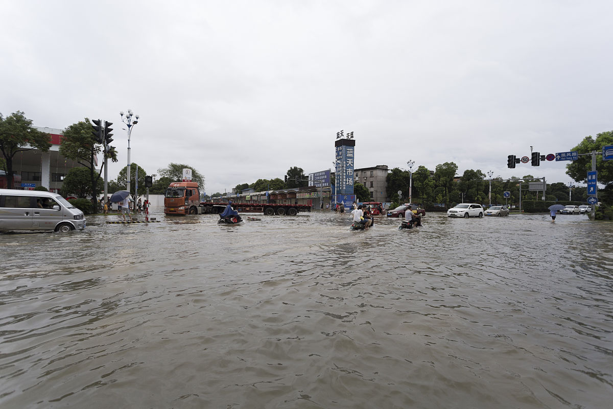 将下列文字降重：洪涝灾害一直是影响甚至威胁人类生存发展的重要因素之一。城市是人类社会经济活动的主要区域是国民经济和社会发展的重点区域也是洪涝灾害易发频发区域因此城市洪涝灾害风险研究是国际社会高度关注的热点问题。