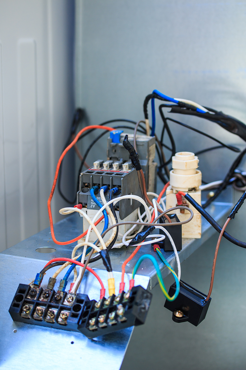 摘要本文旨在对用圆锥摆验证向心力的表达式的实验进行数字化改进。首先对原有实验进行了简要介绍包括实验装置、实验原理和数据处理方法。然后提出并设计了一种基于Arduino控制板和加速度传感器的新型实验装置并详细介绍了其工作原理和使用步骤。接下来通过对比分析原实验和新实验的数据处理方法阐述了新实验的数据处理流程以及相关算法的实现。最后采用实验数据对两种实验方法进行了比较证明了新实验装置的优越性。关键词：