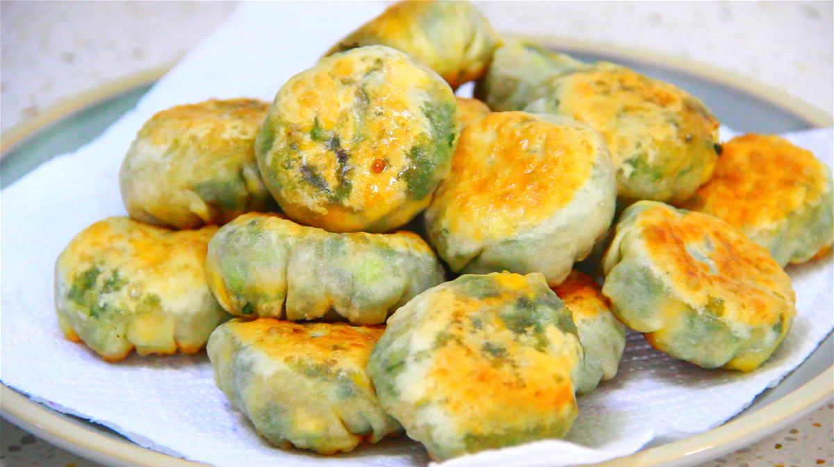 韭菜盒子新做法,连面都不用揉,直接上手包,皮薄馅大吃不够