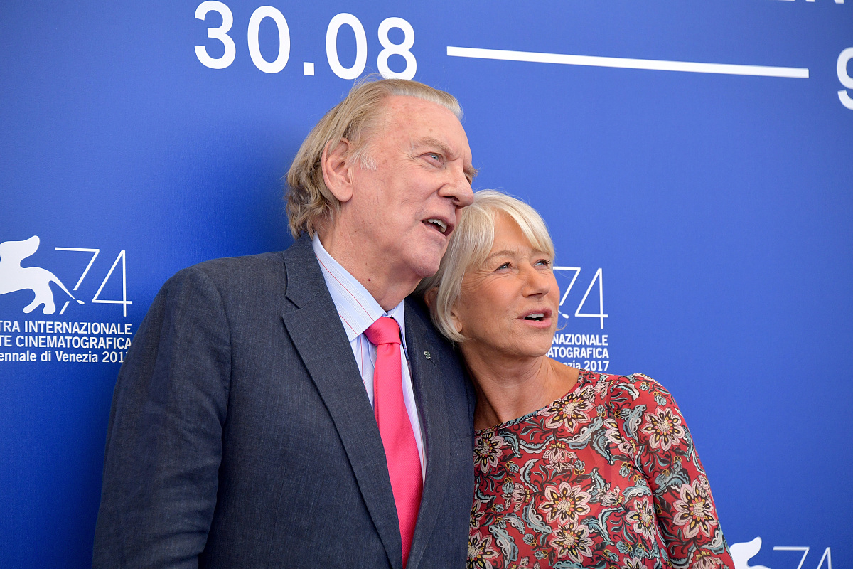 你能根据炉石传说酒馆战棋模式已有的英雄和卡牌设计一些新的具有极佳平衡性和创意性的英雄技能吗