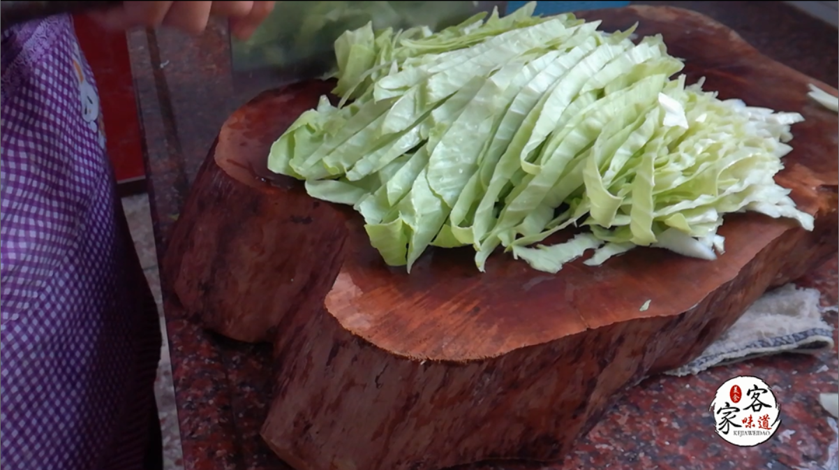 客家超哥演示客家农村原味炒米粉,网友们表示:看上超哥的砧板了