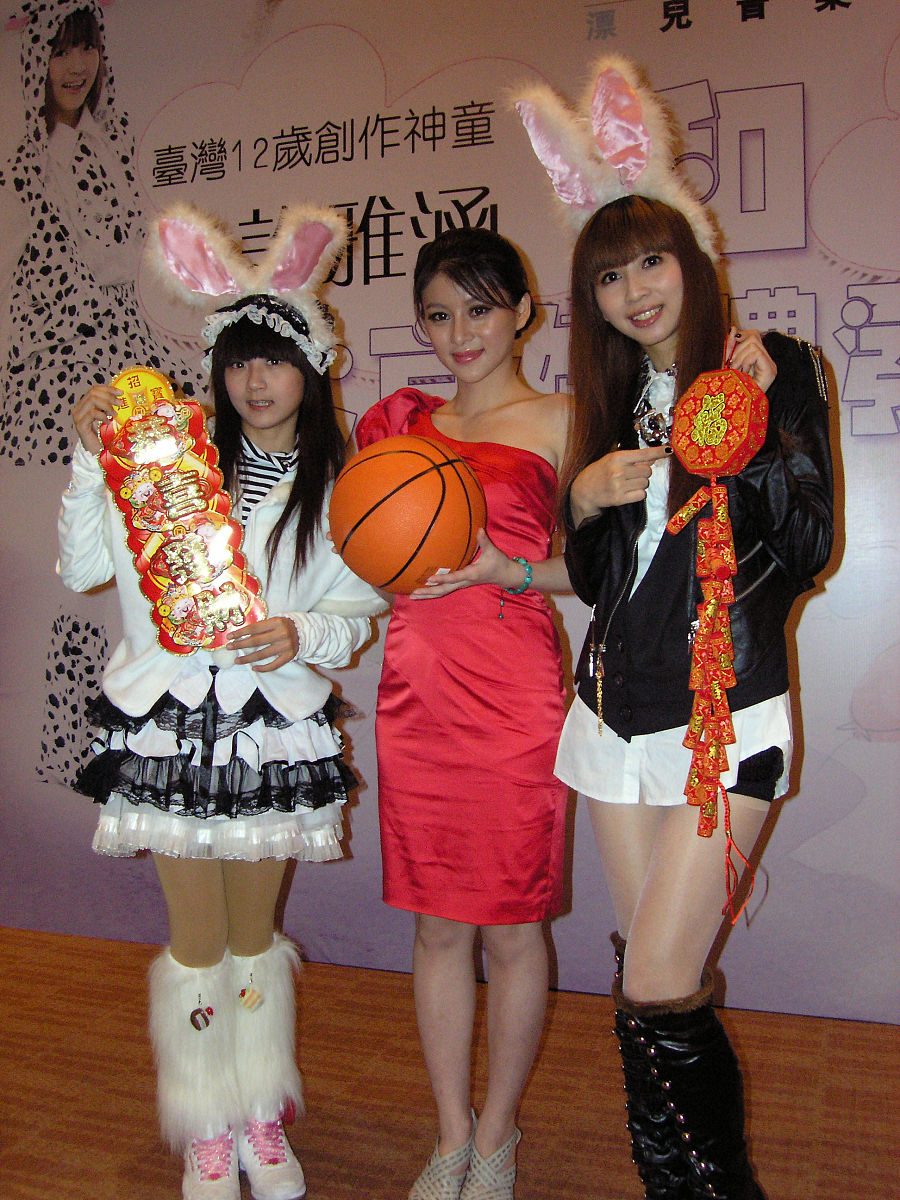 2011年01月16日,北京,112岁台湾创作神童许雅涵和王月雯,叶子瑄一起拍