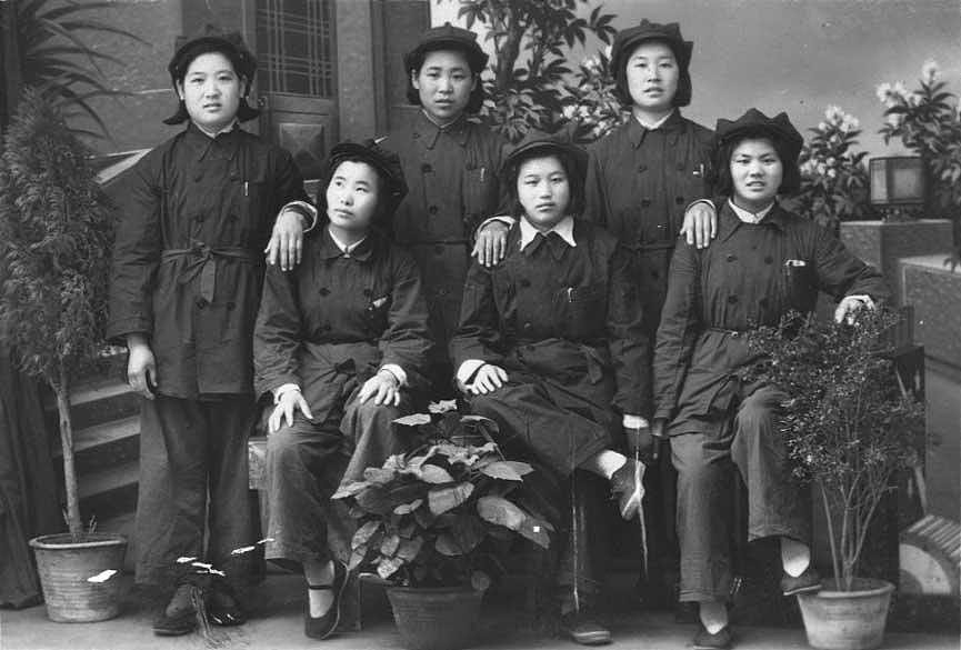 朱妈妈年轻时的照片(左一为朱妈妈)+++_+++瘫痪,母亲,高位截瘫