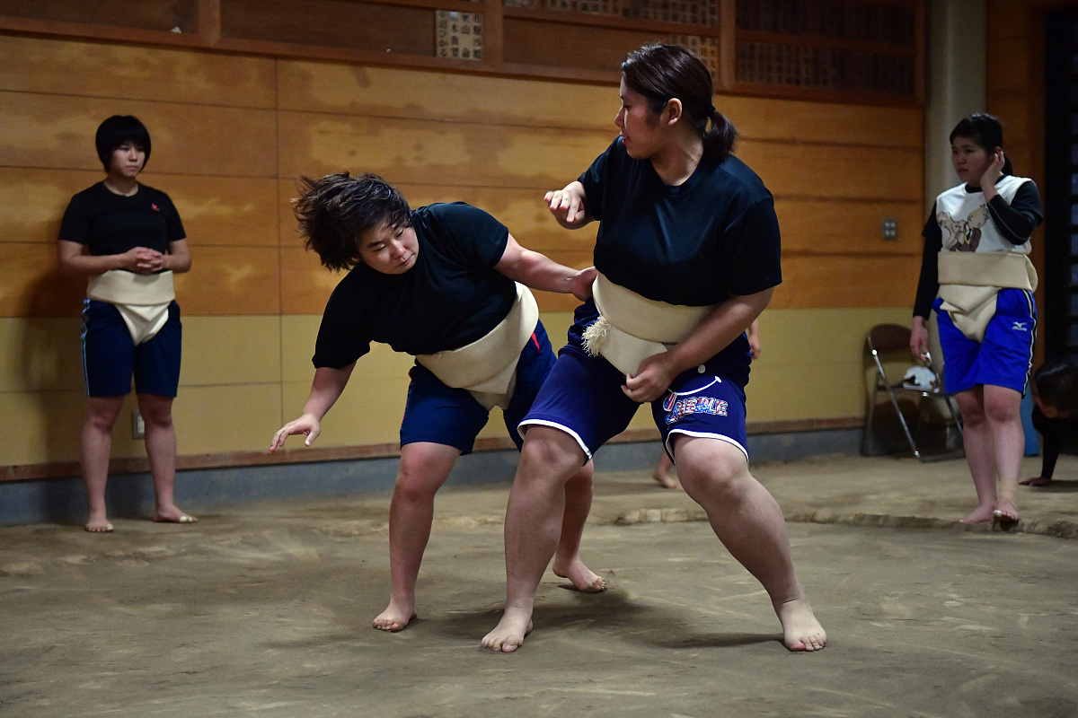 当地时间2018年10月25日,日本岐阜,朝日大学女子相扑队选手在相扑馆参