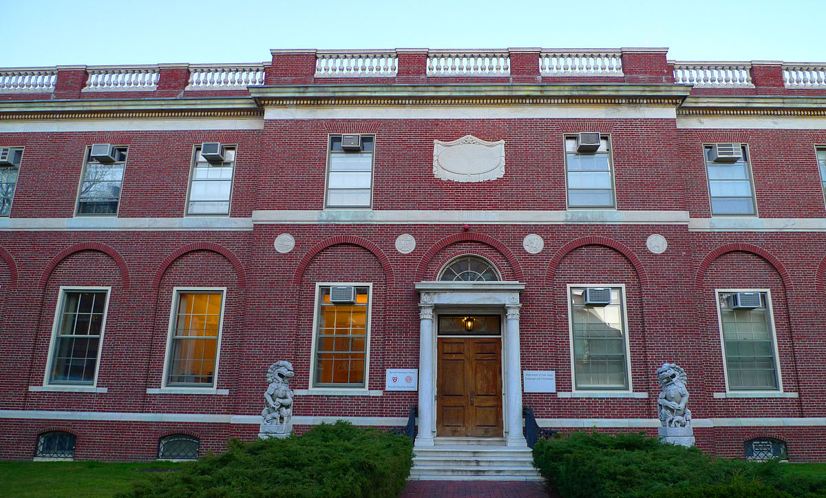 趁鬼子不防备一头扎到河里去修改病句