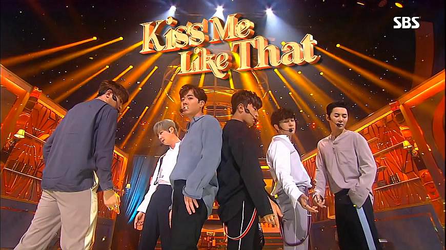 [图]神话组合《Kiss Me Like That》《不要离开我》人气歌谣回归舞台