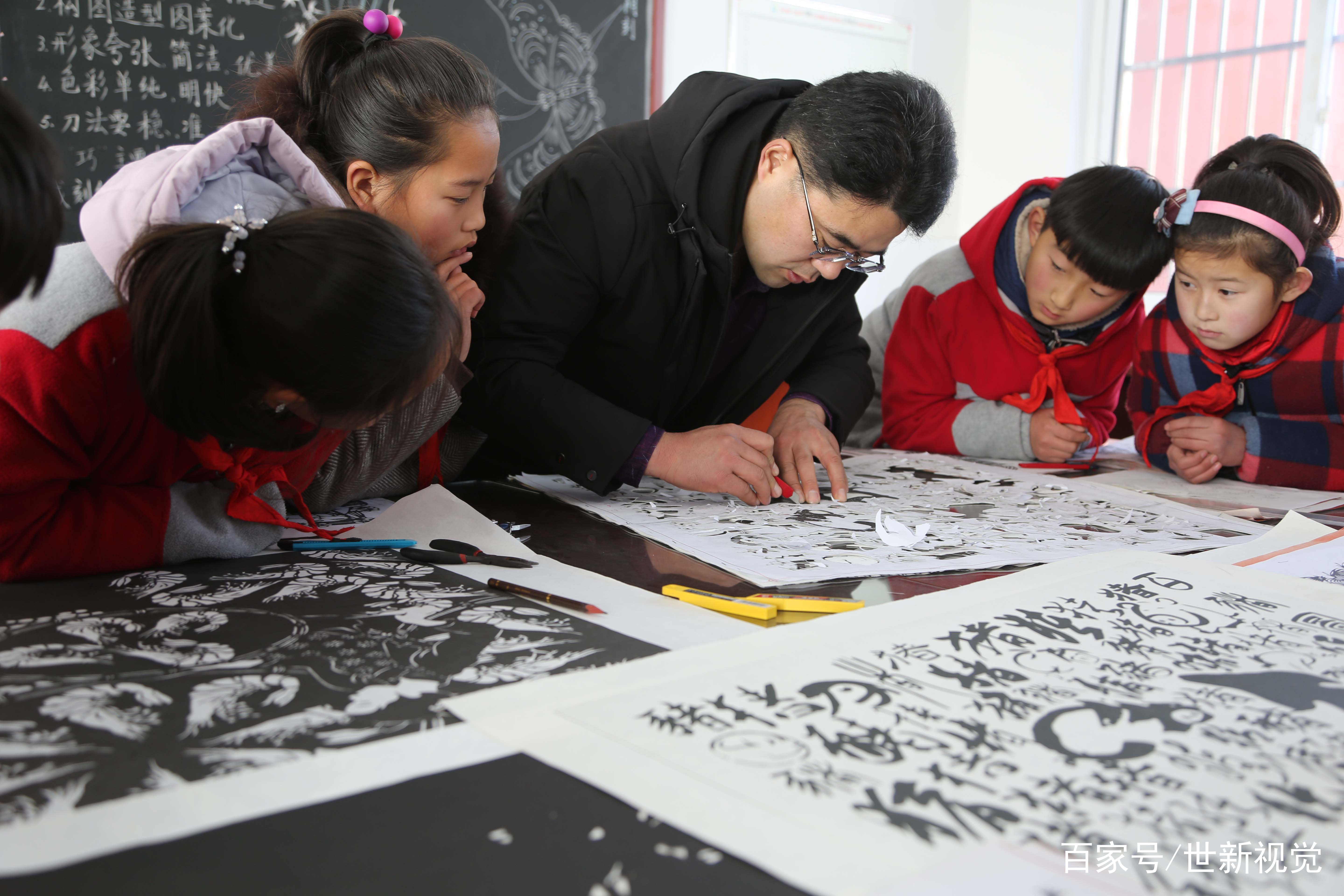 江苏连云港:非遗传承人制作百猪图迎新年