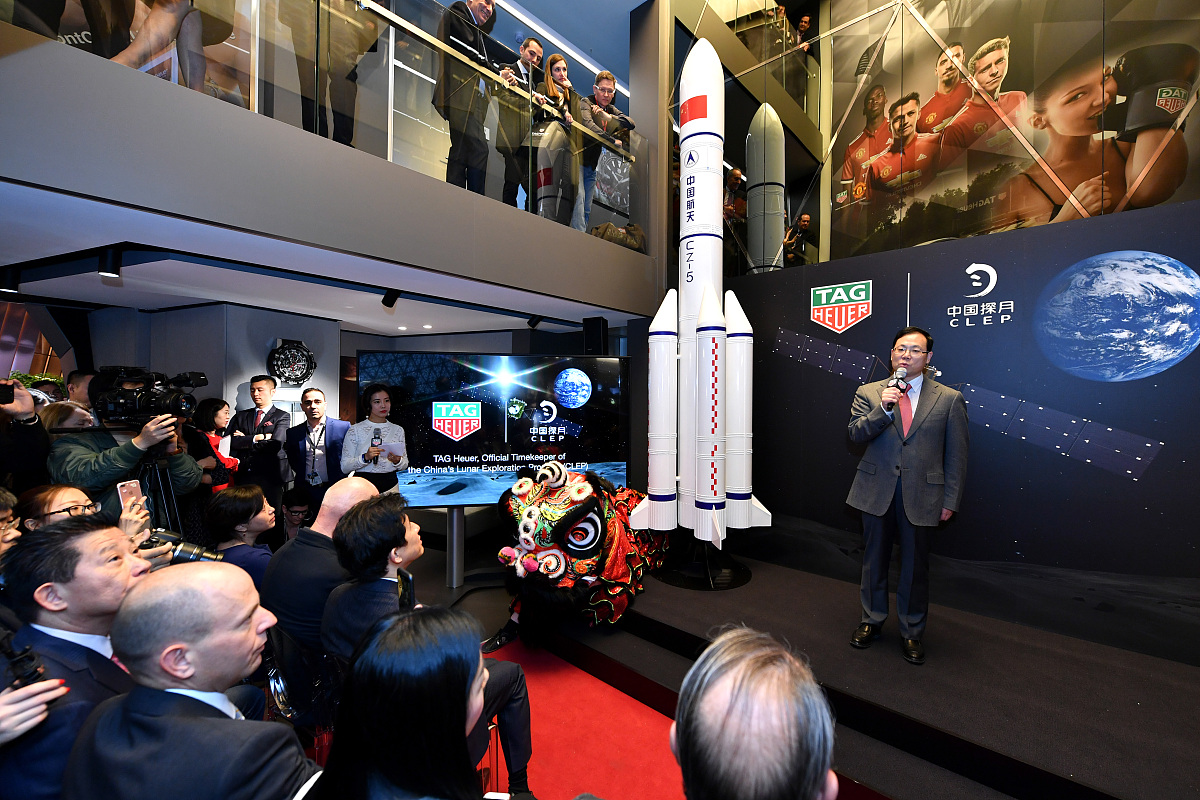 扩下这句话：在前期的毕业设计过程中该学生积极投入毕业设计的任务中去积极响应指导老师的安排在毕业设计上严格的要求自己开展实验时能够保持清醒的头脑并严格按照操作流程进行遇到困难及时与指导教师沟通态度认真出勤率高工作进展顺利。