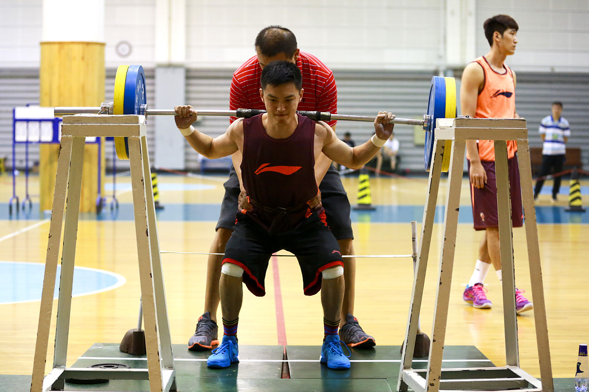 在准备期中，以下哪种方式能让运动员获得更多的基础体能储备（ ）
A.更高的训练强度，更专业化的训练手段
B.更高的总负荷量，更高的训练强度
C.更高的总负荷量，更丰富的训练内容
D.更高的训练强度，更专业的训练手段