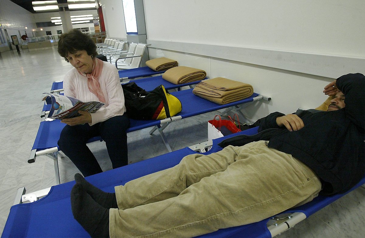 2006年2月19日,法国东南部城市尼斯,由于遭暴雨袭击,尼斯国际机场的80