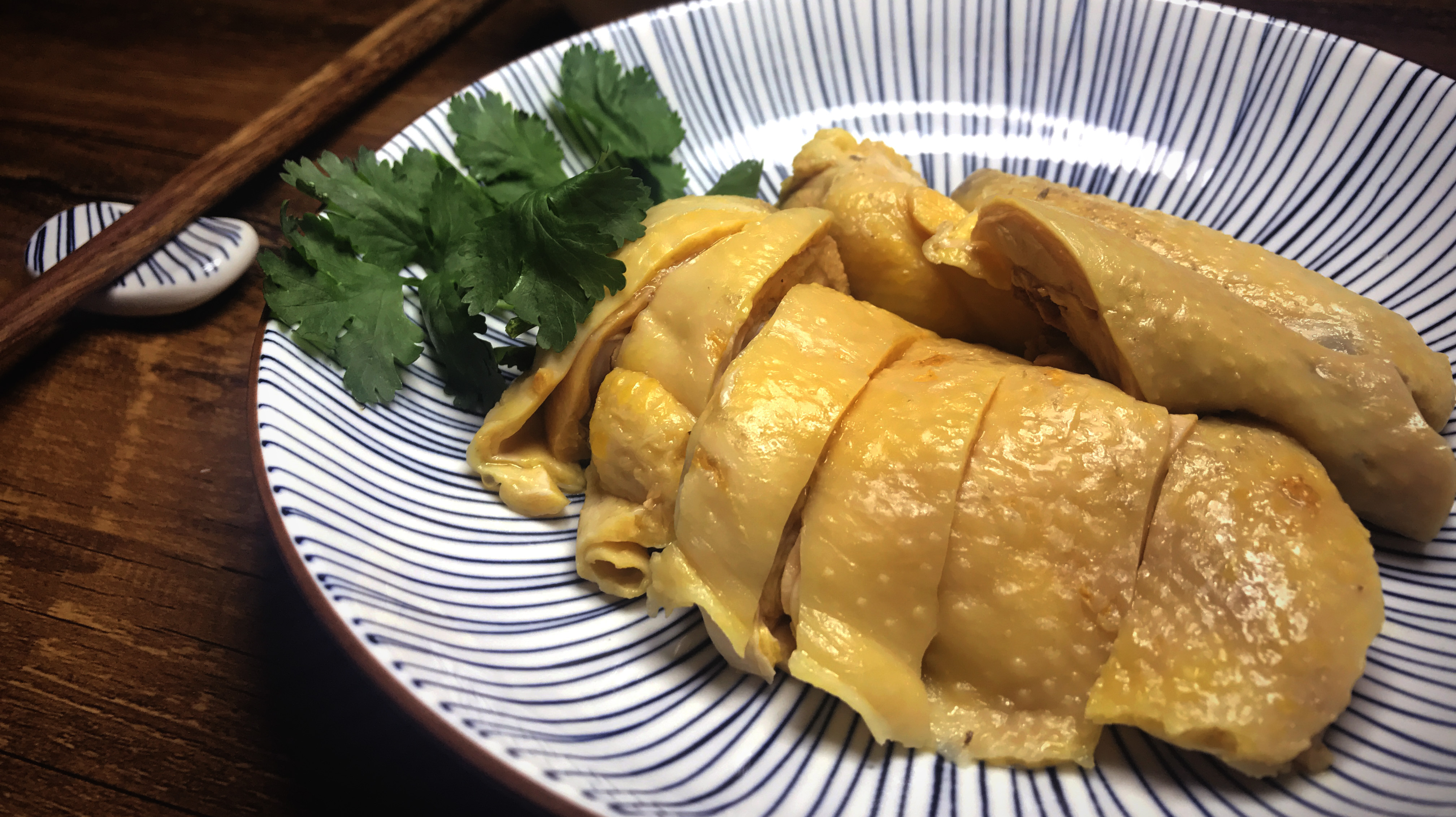 煮白切鸡时记住3个窍门,不加其他香料,做出来的鸡又嫩又入味