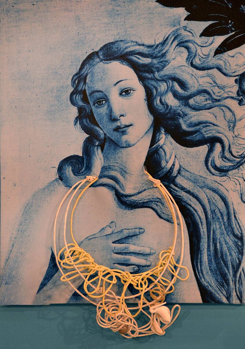 让这句话更通顺一些：这并不足以为奇因为这部片子主要的关注点就是随着社会与人民的进步传统如何被打破和改变。