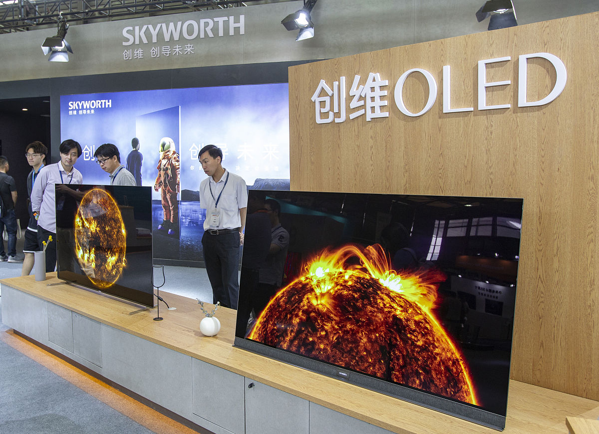 OLED屏幕和液晶屏幕的区别：OLED是发光，液晶是透光