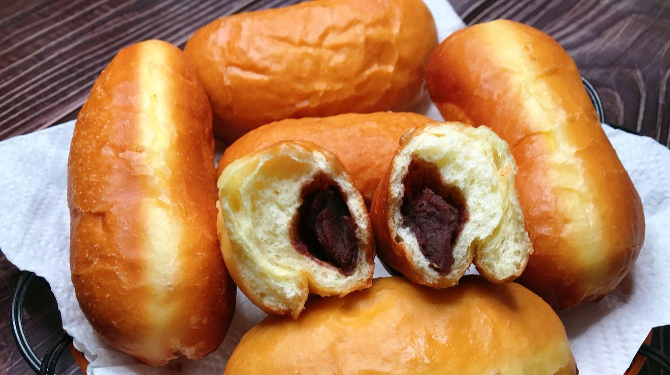 1碗面粉,2个鸡蛋,不用烤箱,不加水,教你做香甜松软的小面包