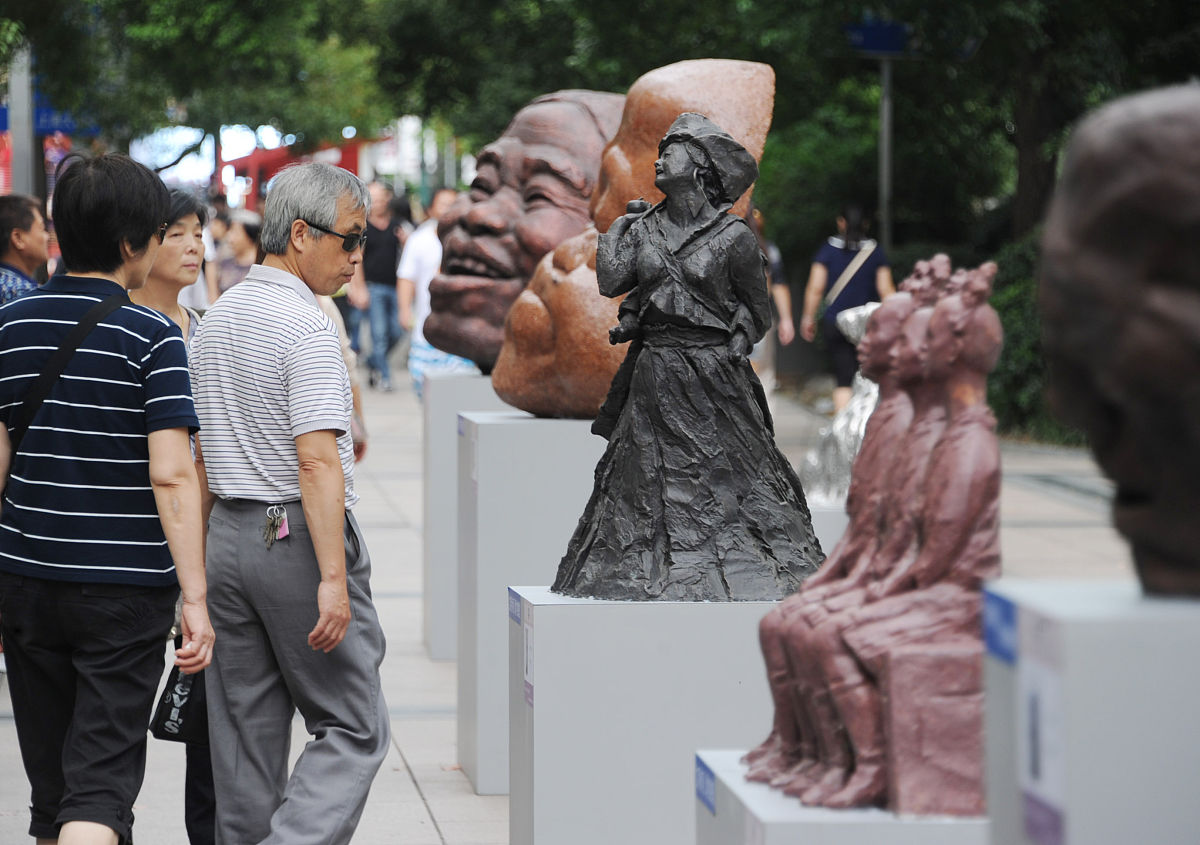 2014年9月20日,上海,第十四届南京路雕塑邀请展暨贵州雕塑艺术展在南