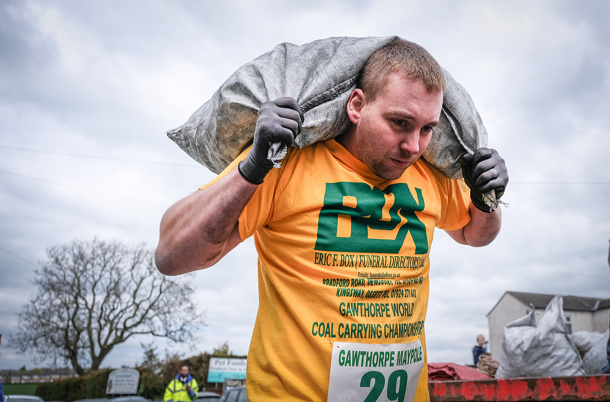britain-lifestyle-offbeat-race-coal-carrying