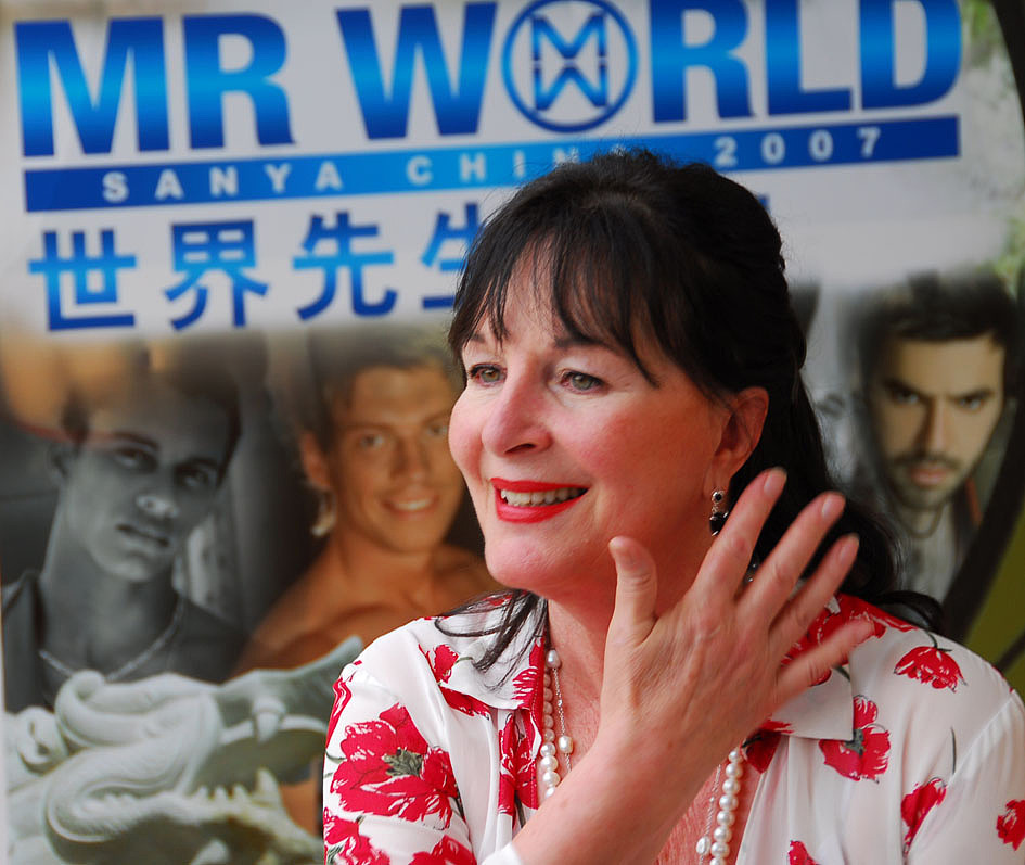 重写下面这段文章内容不变更改一些语句措辞内容丰富一点她经常主动与中国游客打招呼遇到她无法表达的东西她会借助肢体语言在她的不断努力下有越来越多的中国游客被吸引。 一次偶然的相遇改变了莫迪娜的一生。一位南京商人考察时结识了莫迪娜在沟通过程中老板得知了莫迪娜的想法并表示自己可以带她去中国看看。 就这样在这名老板的帮助下莫迪娜来到了南京看着南京繁华的街景她十分震撼。 很快她在在一家制鞋厂安顿下来她热情开朗