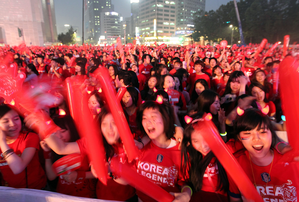 2010年6月17日,韩国首尔,2010世界杯b组次轮,韩国vs阿根廷,众多红魔球