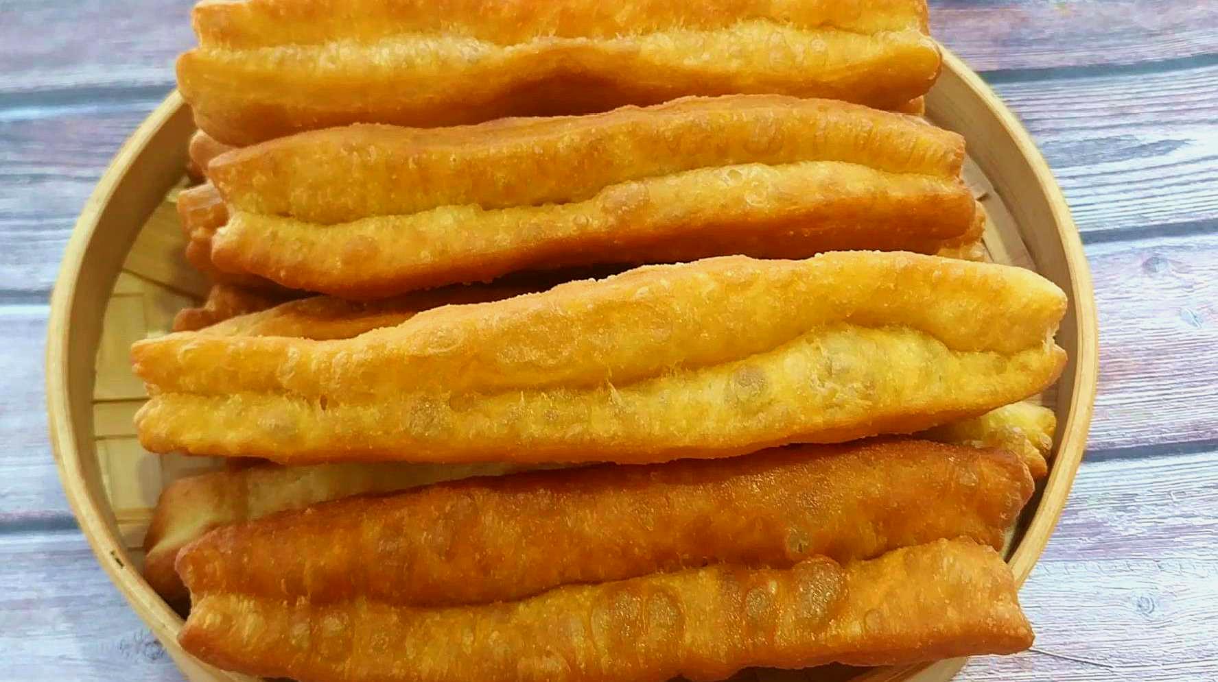 1碗面粉1个鸡蛋，教你在家自制油条，蓬松香酥，比买的还好吃