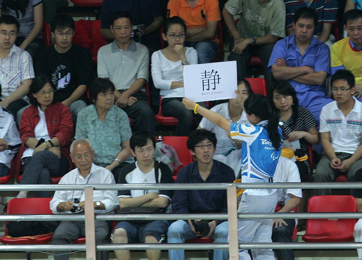 阅读下面文字任选一个写作任务按要求写作。常常有这样的情境——太吵了……静一点。太闹了……静一点。太烦了……静一点。任务一：以静一点为题目写一篇记叙性文章。写作标准：侧重写实：紧扣静一点合理选材中心明确价值观正确；写清楚事情的过程细节真实详略得当；思路清晰语言连贯。侧重虚构：根据题目静一点构思写清楚人物的困境是什么发生了什么冲突人物采取什么行动面对冲突结局是什么。任务二：以静一点为题写一篇议论性文章